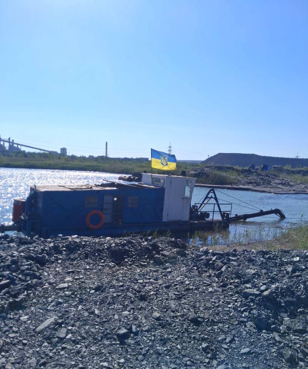 Земснаряд НСС 400/20-ГР біля берега