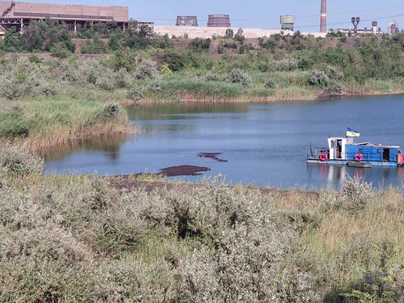 Земснаряд на ставку на тлі промислового майданчика